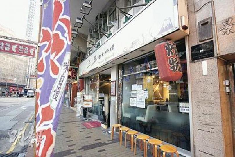 民建聯陳克勤去年8月與朋友合資1300萬元,買入深水埗這個食肆地舖,現時帳面已升值至1700萬元。(陳智良攝) 民建聯陳克勤去年8月與朋友合資1300萬元,買入深水埗這個食肆地舖,現時帳面已升值至1700萬元。(陳智良攝)