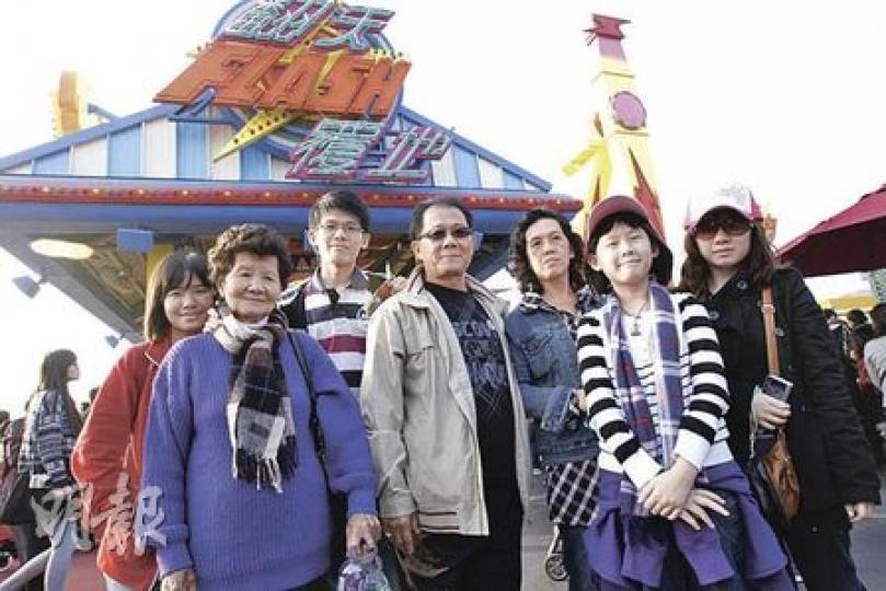 馬來西亞遊客楊氏一家7口來港度歲,但海洋公園內人太多致未能盡興,打算稍後再自掏腰包進園遊玩。(李紹昌攝) 馬來西亞遊客楊氏一家7口來港度歲,但海洋公園內人太多致未能盡興,打算稍後再自掏腰包進園遊玩。(李紹昌攝)