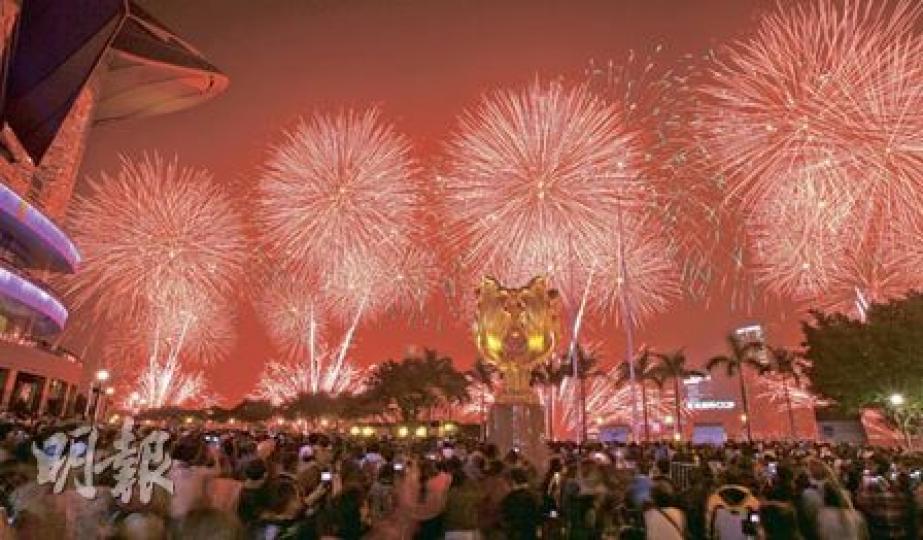 昨晚大年初二煙花匯演,紅彤彤的配合新歲主題,把維港上空染成璀璨艷紅,寓意兔年鴻運當頭。(林振東攝)維港上空昨晚出現「I?HK」,市民在璀璨煙火中,期望政府在新一年紓解貧富懸殊、樓價高企、通脹升溫等問題。(余俊亮攝)30萬人昨晚在維港兩岸觀賞賀歲煙花,當「嘭、嘭、嘭」如爆竹連環爆發時,在場巿民興奮得「嘩」聲四起。(林振東攝)昨日機場升降打破單日紀錄,達986架次,機場停車場的長期停車位罕有爆滿。圖為二號停車場泊滿汽車。(衛永康攝)海洋公園新景點海洋奇觀吸引大批遊客入場,但由於館內實施人流控制,未算 昨晚大年初二煙花匯演,紅彤彤的配合新歲主題,把維港上空染成璀璨艷紅,寓意兔年鴻運當頭。(林振東攝)維港上空昨晚出現「I?HK」,市民在璀璨煙火中,期望政府在新一年紓解貧富懸殊、樓價高企、通脹升溫等問題。(余俊亮攝)30萬人昨晚在維港兩岸觀賞賀歲煙花,當「嘭、嘭、嘭」如爆竹連環爆發時,在場巿民興奮得「嘩」聲四起。(林振東攝)昨日機場升降打破單日紀錄,達986架次,機場停車場的長期停車位罕有爆滿。圖為二號停車場泊滿汽車。(衛永康攝)海洋公園新景點海洋奇觀吸引大批遊客入場,但由於館內實施人流控制,未算