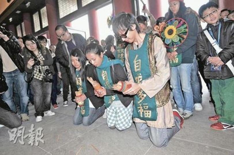 一班「80後」青年昨到車公廟求籤,李雨夢(左起)、黎煒儀及陳榮慰分別為香港基層、社區家園及香港社運求得中籤。(葉漢華攝) 一班「80後」青年昨到車公廟求籤,李雨夢(左起)、黎煒儀及陳榮慰分別為香港基層、社區家園及香港社運求得中籤。(葉漢華攝)