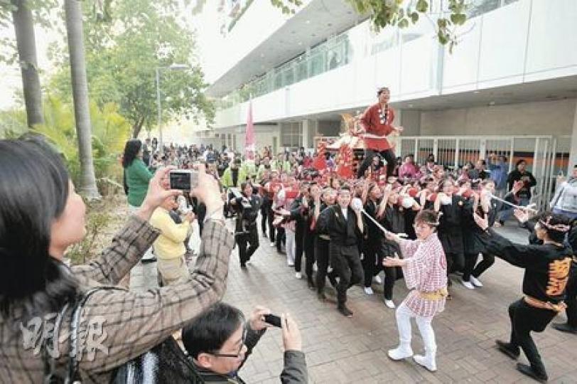 一田百貨昨在大埔舉行「女神輿花車巡遊」,吸引大批市民觀賞。該百貨公司指出,新春期間生意較去年上升。(葉漢華攝) 一田百貨昨在大埔舉行「女神輿花車巡遊」,吸引大批市民觀賞。該百貨公司指出,新春期間生意較去年上升。(葉漢華攝)