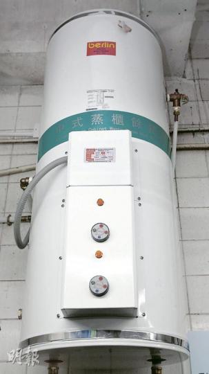 酒樓廚房需要使用大量熱水,盈彩海鮮酒家引入熱能交換器,收集電蒸櫃的熱力轉化成能源,讓熱水器使用,減少耗用電力。(林振東攝) 酒樓廚房需要使用大量熱水,盈彩海鮮酒家引入熱能交換器,收集電蒸櫃的熱力轉化成能源,讓熱水器使用,減少耗用電力。(林振東攝)