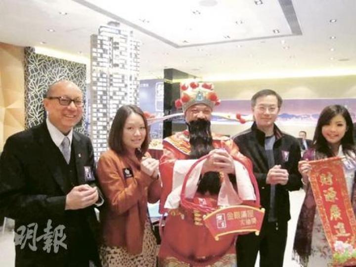 英皇國際執行董事張炳強(左一)指出,集團除睇好住宅市道外,今年亦擬斥資逾32億元,在尖沙嘴、銅鑼灣等區收購優質舖位。(林可為攝) 英皇國際執行董事張炳強(左一)指出,集團除睇好住宅市道外,今年亦擬斥資逾32億元,在尖沙嘴、銅鑼灣等區收購優質舖位。(林可為攝)