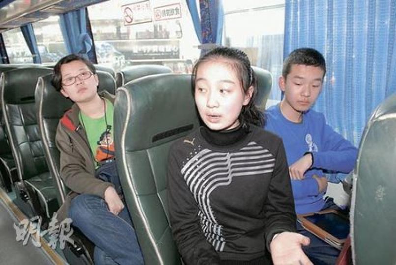 涉事旅客張先生的小姨柴小姐(左一)、張先生兩名子女(右一及右二)向記者投訴導遊態度惡劣及逼他們購物,他們說不會再來港旅遊。(梁琬珊攝)(明報製圖) 涉事旅客張先生的小姨柴小姐(左一)、張先生兩名子女(右一及右二)向記者投訴導遊態度惡劣及逼他們購物,他們說不會再來港旅遊。(梁琬珊攝)(明報製圖)