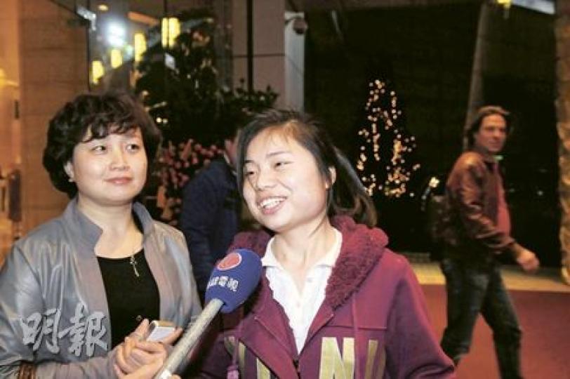 雖然早上發生不愉快事件,但團友昨晚口風徹底轉變,張小姐(右)笑着向記者表示滿意旅行社安排。(衛永康攝) 雖然早上發生不愉快事件,但團友昨晚口風徹底轉變,張小姐(右)笑着向記者表示滿意旅行社安排。(衛永康攝)