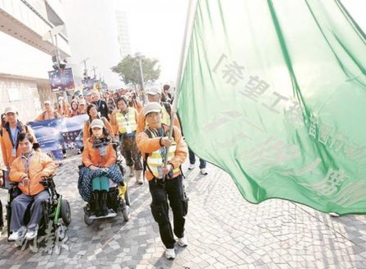 只能靠下巴控制電動輪椅的梁子微(右),今年參加「行路上廣州」為內地山區學童籌款,由於她要帶備呼吸機、充電器和後備電池,只能參加首日行程。(李紹昌攝)78歲的陳如東(中)堅持每年參加「行路上廣州」,他說身體力行助人的感覺很好,「要行到90歲」。(李紹昌攝) 只能靠下巴控制電動輪椅的梁子微(右),今年參加「行路上廣州」為內地山區學童籌款,由於她要帶備呼吸機、充電器和後備電池,只能參加首日行程。(李紹昌攝)78歲的陳如東(中)堅持每年參加「行路上廣州」,他說身體力行助人的感覺很好,「要行到90歲」。(李紹昌攝)