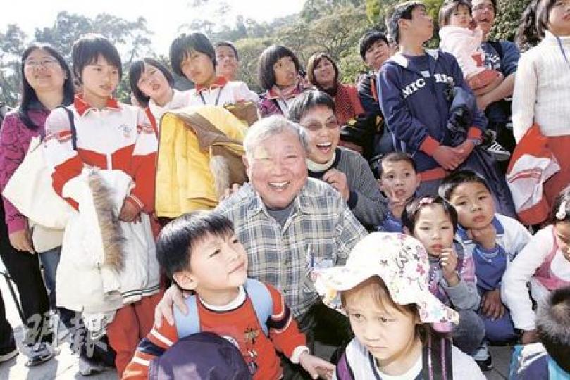 61歲的楊錫祥與太太(中)去年10月從美國回流返港,計劃明天起程到福建照顧內地特困學童。他直言,內地孤兒所需的不止物質關心,故退休後與太太身體力行,移居內地擔當全職保母。(李紹昌攝)
61歲的楊錫祥與太太(中)去年10月從美國回流返港,計劃明天起程到福建照顧內地特困學童。他直言,內地孤兒所需的不止物質關心,故退休後與太太身體力行,移居內地擔當全職保母。(李紹昌攝)