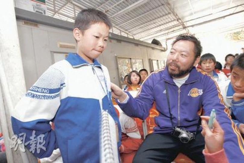 來自福建順昌正生書院、12歲的李詩哲(左)首次來港過新年,笑言「去什麼地方也開心」。接待他的本地教師劉振華(右)笑言,詩哲讓他一嘗當爸爸的感覺,亦在詩哲身上學懂知足常樂,期望明天分別後仍能保持聯絡。(李紹昌攝) 來自福建順昌正生書院、12歲的李詩哲(左)首次來港過新年,笑言「去什麼地方也開心」。接待他的本地教師劉振華(右)笑言,詩哲讓他一嘗當爸爸的感覺,亦在詩哲身上學懂知足常樂,期望明天分別後仍能保持聯絡。(李紹昌攝)