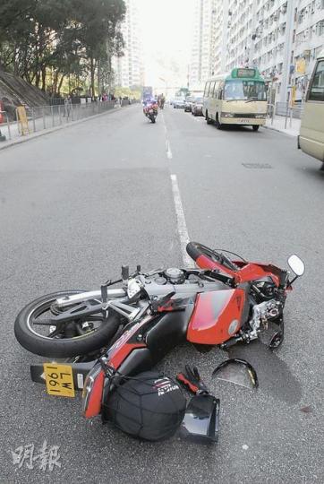 藍田碧雲道車禍現場,一輛電單車在巴士站對開越過埋站巴士時,意外撞倒一名在巴士車頭走出的老婦,鐵騎士亦倒地受傷。(何朝財攝)銅鑼灣中央圖書館對開車禍現場,一輛新巴雙層巴士在交通燈位前4至5米撞倒女途人,擋風玻璃損毁。(林錫禮攝) 藍田碧雲道車禍現場,一輛電單車在巴士站對開越過埋站巴士時,意外撞倒一名在巴士車頭走出的老婦,鐵騎士亦倒地受傷。(何朝財攝)銅鑼灣中央圖書館對開車禍現場,一輛新巴雙層巴士在交通燈位前4至5米撞倒女途人,擋風玻璃損毁。(林錫禮攝)