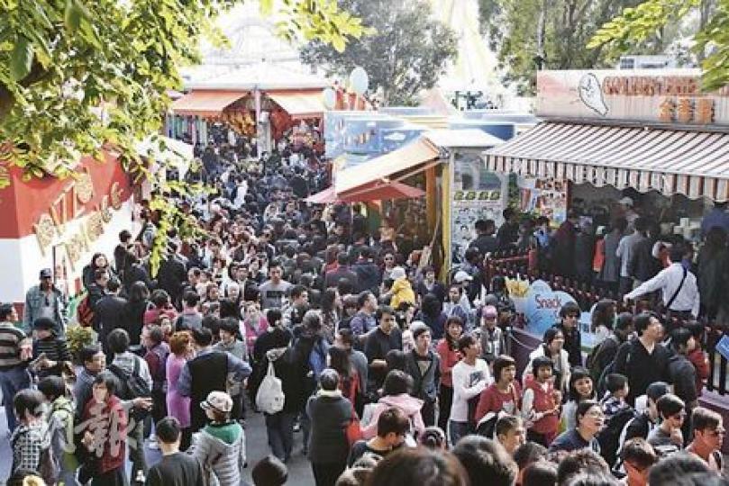 大批內地客湧港,年初二內地訪客創單日新高達10.5萬人次,海洋公園昨日年初三繼續「爆棚」,園內擠得人山人海,公園提早在下午1時全面停止售票。(李紹昌攝)除了海洋公園擠滿人,車公廟昨日香火亦特別鼎盛,市民除入廟上香外,亦會敲鑼鼓和轉風車,祈求新一年事事順景。(林振東攝) 大批內地客湧港,年初二內地訪客創單日新高達10.5萬人次,海洋公園昨日年初三繼續「爆棚」,園內擠得人山人海,公園提早在下午1時全面停止售票。(李紹昌攝)除了海洋公園擠滿人,車公廟昨日香火亦特別鼎盛,市民除入廟上香外,亦會敲鑼鼓和轉風車,祈求新一年事事順景。(林振東攝)