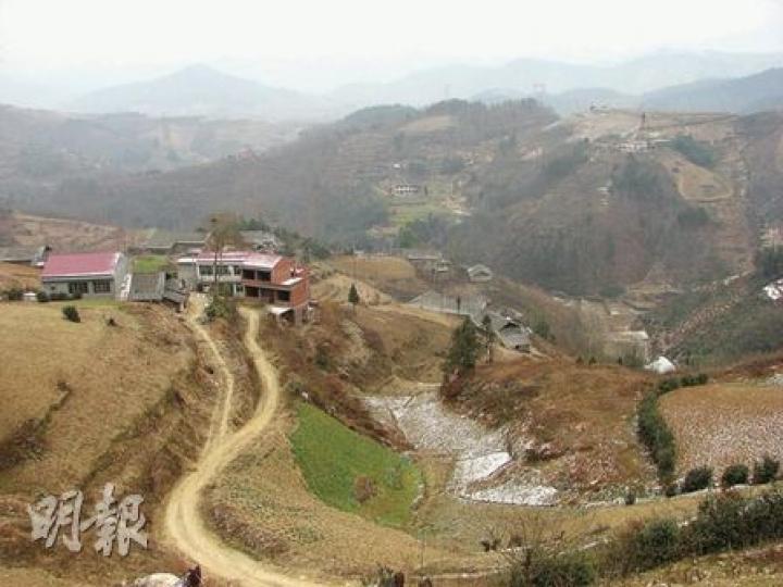 由於山區自然條件惡劣,隨時有山泥傾瀉危險,10年內安康市要搬遷87萬人。(林迎攝)建設中的七堰社區,首期可安置2000人,總共可住6000至8000人。(林迎攝)(明報製圖) 由於山區自然條件惡劣,隨時有山泥傾瀉危險,10年內安康市要搬遷87萬人。(林迎攝)建設中的七堰社區,首期可安置2000人,總共可住6000至8000人。(林迎攝)(明報製圖)