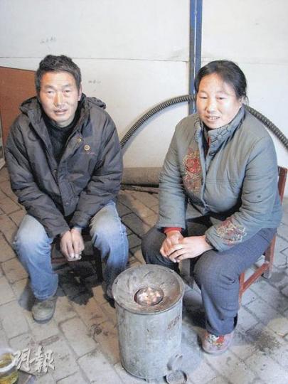 在洪災中死裏逃生的黃應平(左)今年春節一家人要在臨時板房中度過,右為黃的妻子。(林迎攝)安康生活貧苦,官員希望藉移民「逼村民出去打工」以改善生活。圖為搬運玉米稈的農民。(林迎攝) 在洪災中死裏逃生的黃應平(左)今年春節一家人要在臨時板房中度過,右為黃的妻子。(林迎攝)安康生活貧苦,官員希望藉移民「逼村民出去打工」以改善生活。圖為搬運玉米稈的農民。(林迎攝)