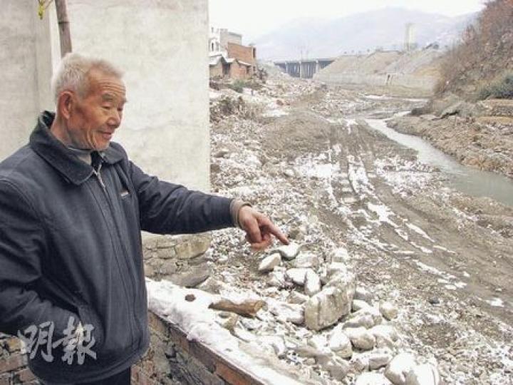 丁啟財指着洪水當時的水線說,一輩子都未見過那麽大的洪水。(林迎攝)很多受洪水影響的村民都希望搬去安全地方,但沒有搬遷費,圖為安居房地盤。(林迎攝) 丁啟財指着洪水當時的水線說,一輩子都未見過那麽大的洪水。(林迎攝)很多受洪水影響的村民都希望搬去安全地方,但沒有搬遷費,圖為安居房地盤。(林迎攝)