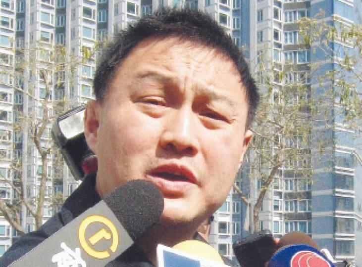 團友張先生於昨午2時離開酒店時,一改氣憤態度,向傳媒表示對導遊的道歉及旅行社的服務滿意,指事件是溝通上的誤會。(勞雅文攝)(明報製圖) 團友張先生於昨午2時離開酒店時,一改氣憤態度,向傳媒表示對導遊的道歉及旅行社的服務滿意,指事件是溝通上的誤會。(勞雅文攝)(明報製圖)