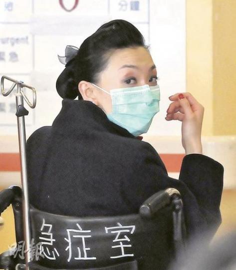 李姓空姐聲稱與丈夫在車上吵架被趕落車,一度於南灣隧道出口外的高速公路上飲泣,事後手腳受輕傷送院。(林錫禮攝)熱心市民羅先生(圖)見空姐坐在高速公路路邊飲泣,一度以為她欲跳橋自殺,其後載她到青馬橋收費站,再召救護車將她送院檢查。(林錫禮攝) 李姓空姐聲稱與丈夫在車上吵架被趕落車,一度於南灣隧道出口外的高速公路上飲泣,事後手腳受輕傷送院。(林錫禮攝)熱心市民羅先生(圖)見空姐坐在高速公路路邊飲泣,一度以為她欲跳橋自殺,其後載她到青馬橋收費站,再召救護車將她送院檢查。(林錫禮攝)