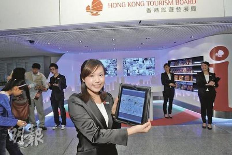 旅發局設於機場抵港層禁區內的旅客諮詢中心,趁新年換上新裝,接待員不僅換新形象,亦改拿iPad向旅客講解。(尹錦恩攝) 旅發局設於機場抵港層禁區內的旅客諮詢中心,趁新年換上新裝,接待員不僅換新形象,亦改拿iPad向旅客講解。(尹錦恩攝)