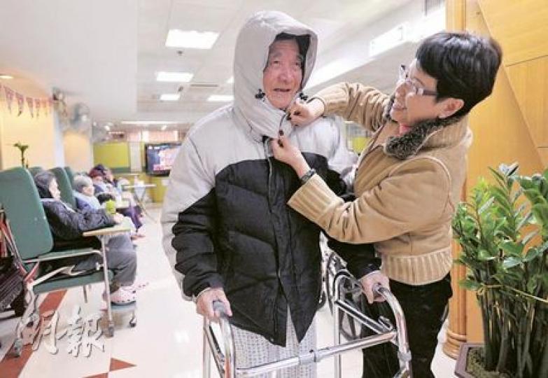 安老服務協會主席李輝(右)關注最低工資推行後,僱主薪酬開支將大幅上漲。由於業內八成住院長者都是綜援受助人,她希望政府考慮額外撥出綜援金的10%,補貼院舍開支,正約見當局提出訴求。(余俊亮攝)首間特許經營安老院「老舍」,共有71張甲級牀位,每個宿位每月收費最低8000元,目標客群是鄰近九龍塘中產家庭。(余俊亮攝) 安老服務協會主席李輝(右)關注最低工資推行後,僱主薪酬開支將大幅上漲。由於業內八成住院長者都是綜援受助人,她希望政府考慮額外撥出綜援金的10%,補貼院舍開支,正約見當局提出訴求。(余俊亮攝)首間特許經營安老院「老舍」,共有71張甲級牀位,每個宿位每月收費最低8000元,目標客群是鄰近九龍塘中產家庭。(余俊亮攝)