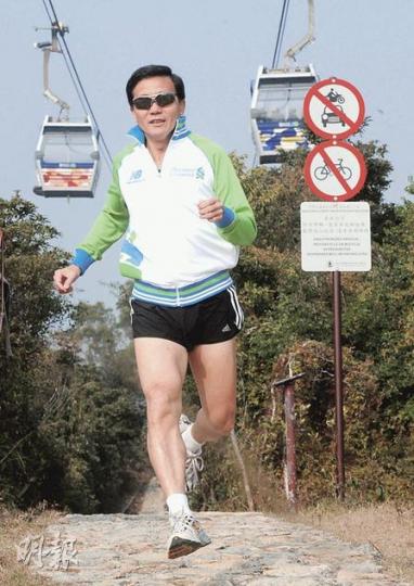 昂坪360董事總經理李殷泰在書上看到美國大公司的總裁無論多忙都抽時間做運動,決心重拾長跑習慣,20年來不論工作多繁重都堅持每星期練跑,年近60的他身形比很多後生仔更fit。(劉焌陶攝) 昂坪360董事總經理李殷泰在書上看到美國大公司的總裁無論多忙都抽時間做運動,決心重拾長跑習慣,20年來不論工作多繁重都堅持每星期練跑,年近60的他身形比很多後生仔更fit。(劉焌陶攝)