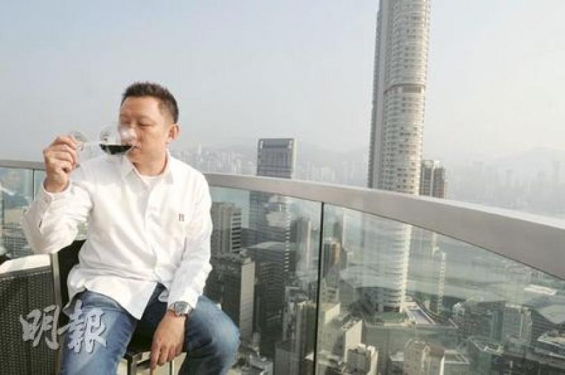 盧永仁說,葡萄酒有人性一面,會經歷生老病死,初嘗的風味、存放不妥當的變質,有不同變化。他喜歡鑽研葡萄酒背後的知識,所以投資葡萄酒帶來帳面回報之餘,也有知識增長。(陳淑安攝) 盧永仁說,葡萄酒有人性一面,會經歷生老病死,初嘗的風味、存放不妥當的變質,有不同變化。他喜歡鑽研葡萄酒背後的知識,所以投資葡萄酒帶來帳面回報之餘,也有知識增長。(陳淑安攝)