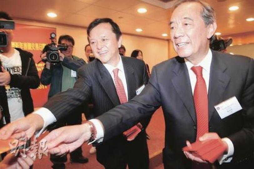 農曆新年後首日開市,港交所行政總裁李小加(左)、 主席夏佳理(右)大派利市應節。(張智超攝) 農曆新年後首日開市,港交所行政總裁李小加(左)、 主席夏佳理(右)大派利市應節。(張智超攝)