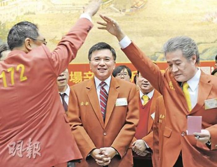 港股開黑盤,但金銀業貿易場就連續第4年開出紅盤。圖為財經事務及庫務局局長陳家強(中)出席金銀業貿易場新春開市儀式。圖右為金銀業貿易場理事長張德熙。(尹錦恩攝) 港股開黑盤,但金銀業貿易場就連續第4年開出紅盤。圖為財經事務及庫務局局長陳家強(中)出席金銀業貿易場新春開市儀式。圖右為金銀業貿易場理事長張德熙。(尹錦恩攝)