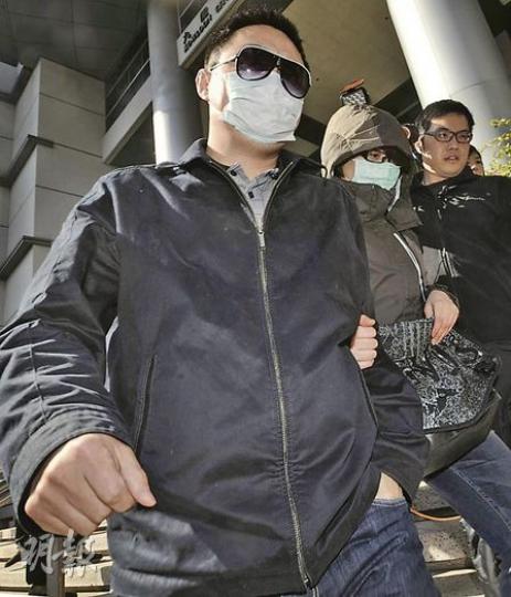 涉案的內地夫婦旅客張勇(左)和柴化芳(右)昨戴着口罩離開法庭,他們透過代表大律師發表聲明,表示一家人已度過一趟難忘的香港遊,但未有回應會否再到港旅遊。(余俊亮攝)與「阿珍」李巧珍同梳「冬菇頭」的林如蓉,昨穿上黑色外套應訊,離開法庭時架上墨鏡,未有回應記者提問,只頻說「唔好意思」。(余俊亮攝) 涉案的內地夫婦旅客張勇(左)和柴化芳(右)昨戴着口罩離開法庭,他們透過代表大律師發表聲明,表示一家人已度過一趟難忘的香港遊,但未有回應會否再到港旅遊。(余俊亮攝)與「阿珍」李巧珍同梳「冬菇頭」的林如蓉,昨穿上黑色外套應訊,離開法庭時架上墨鏡,未有回應記者提問,只頻說「唔好意思」。(余俊亮攝)