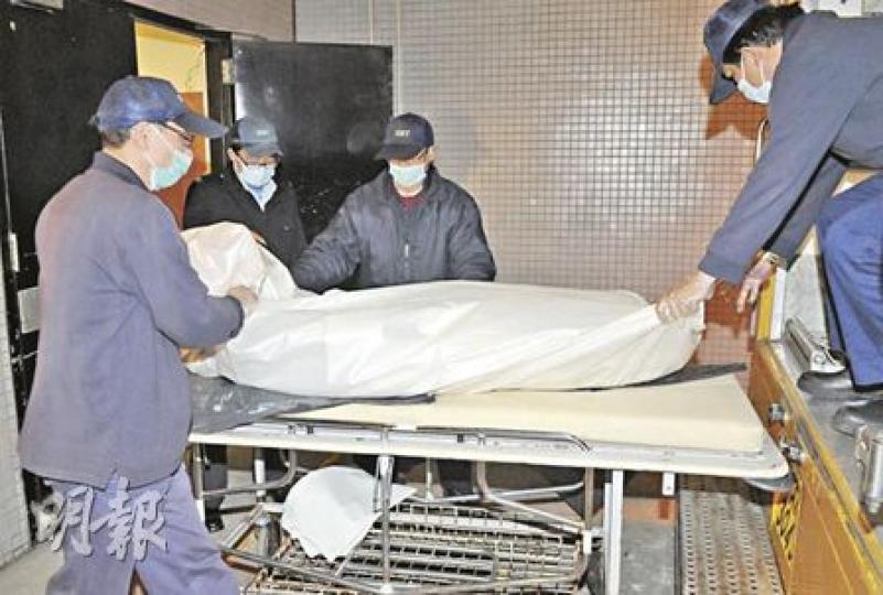 7歲女童陳嘉怡,昨凌晨突然病發身亡,屍首由仵工移送殮房。消息指嘉怡近日疑患上感冒。(蔡方山攝)患長期病的7歲女孩疑感染豬流感猝死,其母(白衣)哭乾眼淚一面茫然。(蔡方山攝) 7歲女童陳嘉怡,昨凌晨突然病發身亡,屍首由仵工移送殮房。消息指嘉怡近日疑患上感冒。(蔡方山攝)患長期病的7歲女孩疑感染豬流感猝死,其母(白衣)哭乾眼淚一面茫然。(蔡方山攝)