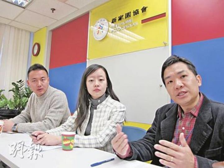 新家園協會注資500萬元,開設社企「富僑新家園養生館」,先在尖沙嘴區營業,讓新一批超齡子女能有一技之長謀生。右起為新家園協會執行幹事陳義飛、社工唐曉姣及傅冰。(彭美芳攝) 新家園協會注資500萬元,開設社企「富僑新家園養生館」,先在尖沙嘴區營業,讓新一批超齡子女能有一技之長謀生。右起為新家園協會執行幹事陳義飛、社工唐曉姣及傅冰。(彭美芳攝)
