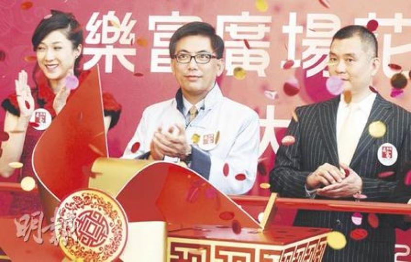 領匯行政總裁王國龍(中)噚日出席樂富廣場嘅團拜活動,同場仲有藝人鍾嘉欣(左)和領匯首席財務總監張利民(右)。(劉焌陶攝) 領匯行政總裁王國龍(中)噚日出席樂富廣場嘅團拜活動,同場仲有藝人鍾嘉欣(左)和領匯首席財務總監張利民(右)。(劉焌陶攝)