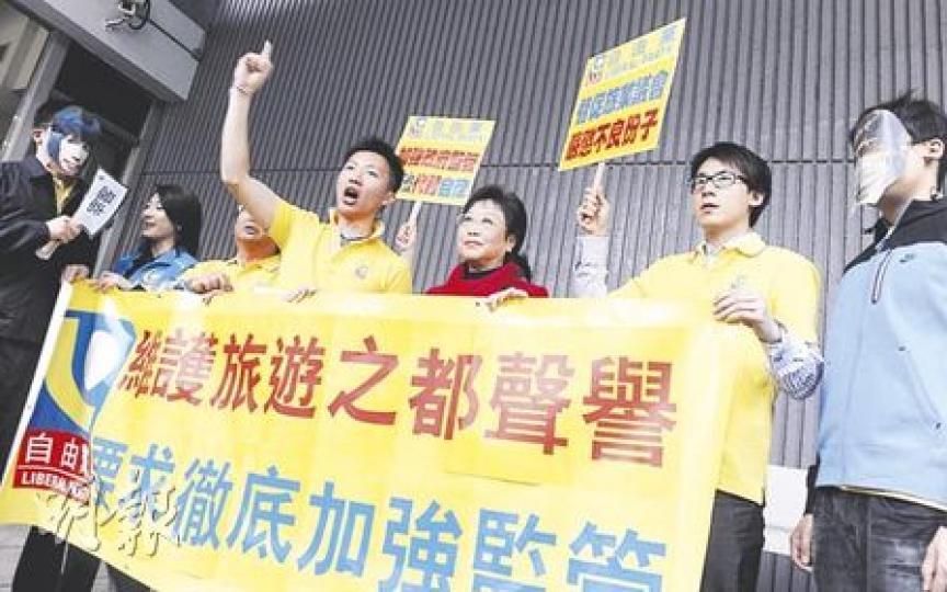 多個政黨昨日分別約見商務及經濟發展局長劉吳惠蘭,要求政府設獨立機構規管旅遊業。其中,自由黨向旅議會請願時,有人更戴上惡導遊「阿珍」及「阿蓉」的面具,促請議會切實執行早前制定的10招規管措施。(劉焌陶攝) 多個政黨昨日分別約見商務及經濟發展局長劉吳惠蘭,要求政府設獨立機構規管旅遊業。其中,自由黨向旅議會請願時,有人更戴上惡導遊「阿珍」及「阿蓉」的面具,促請議會切實執行早前制定的10招規管措施。(劉焌陶攝)