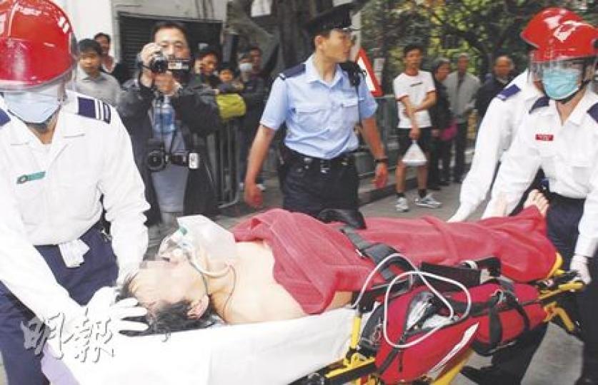 在西環加倫臺與妻子一起燒炭自殺的男事主,被救出時已陷入昏迷。(鍾炳然攝)獲救女事主送院時口部沾滿血漬。(鍾炳然攝) 在西環加倫臺與妻子一起燒炭自殺的男事主,被救出時已陷入昏迷。(鍾炳然攝)獲救女事主送院時口部沾滿血漬。(鍾炳然攝)