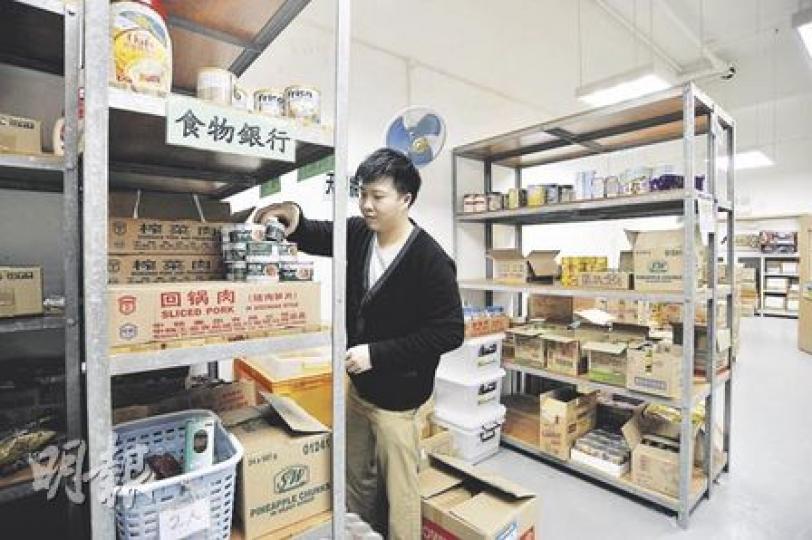 政府推行的短期食物援助計劃有一定限制,機構只可在1200萬元撥款中,使用最多180萬元用作行政費,當中包括人工、租金、運輸等費用。循道衛理觀塘社會服務處需在屋邨商場租用舖位做貨倉(圖),直接增加行政成本。(葉漢華攝)(明報製圖) 政府推行的短期食物援助計劃有一定限制,機構只可在1200萬元撥款中,使用最多180萬元用作行政費,當中包括人工、租金、運輸等費用。循道衛理觀塘社會服務處需在屋邨商場租用舖位做貨倉(圖),直接增加行政成本。(葉漢華攝)(明報製圖)