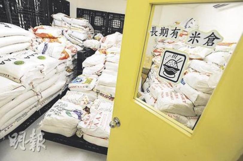 聖雅各福群會營辦的「眾膳坊」不時獲有心人捐助物資,農曆新年前就獲贈逾百公斤白米,節省買食物開支。(何家達攝)(明報製圖) 聖雅各福群會營辦的「眾膳坊」不時獲有心人捐助物資,農曆新年前就獲贈逾百公斤白米,節省買食物開支。(何家達攝)(明報製圖)
