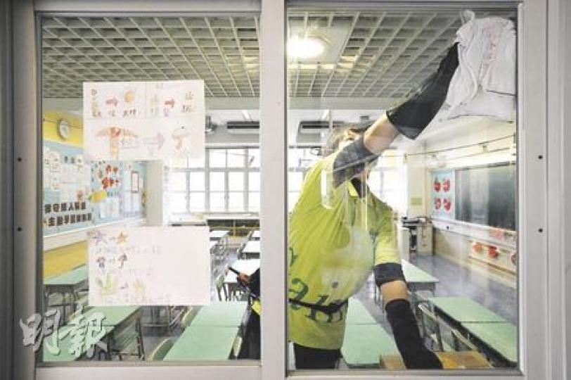 聖公會柴灣聖米迦勒小學明日復課,學校昨安排校工以1:99稀釋家用漂白水清潔課室,為開學做好準備。(何家達攝)流感迫爆公立醫院,過去數周伊利沙伯醫院內科病房不斷加牀,連病房通道也擺滿病牀,伊院加開兩病房共30張牀紓緩壓力。(何家達攝)(明報製圖) 聖公會柴灣聖米迦勒小學明日復課,學校昨安排校工以1:99稀釋家用漂白水清潔課室,為開學做好準備。(何家達攝)流感迫爆公立醫院,過去數周伊利沙伯醫院內科病房不斷加牀,連病房通道也擺滿病牀,伊院加開兩病房共30張牀紓緩壓力。(何家達攝)(明報製圖)