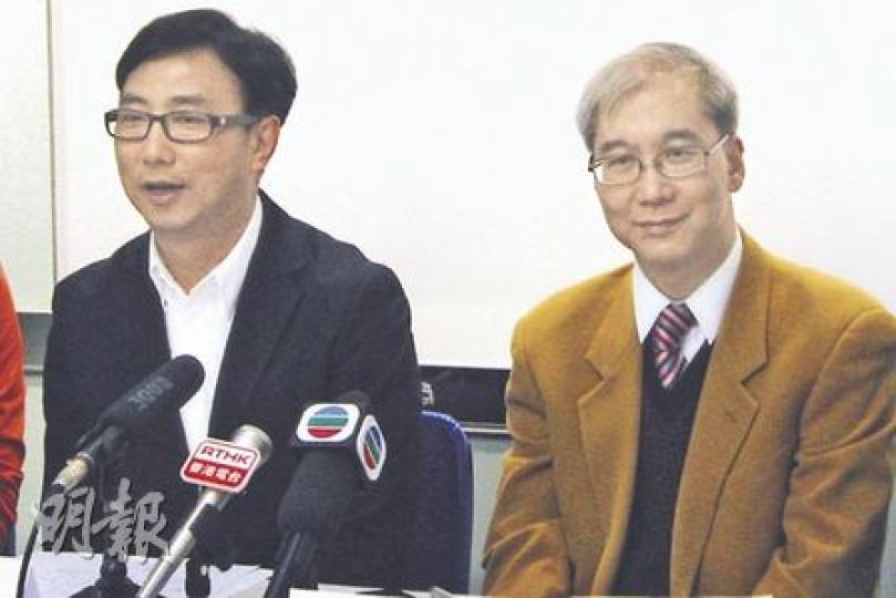 香港家庭教育學院主席狄志遠(左)及董事余榮輝(右),籲家長勿因利市錢屬「開心錢」而任由子女隨意使用,反應藉此向子女灌輸理財觀念。(袁柏恩攝) 香港家庭教育學院主席狄志遠(左)及董事余榮輝(右),籲家長勿因利市錢屬「開心錢」而任由子女隨意使用,反應藉此向子女灌輸理財觀念。(袁柏恩攝)