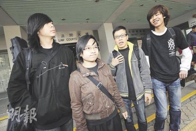 馬雲祺(左起)、葉浩意、楊匡、胡永勤昨在東區法院獲裁定阻街罪名不成立,在庭外表示希望大眾關注警權問題。(何家達攝) 馬雲祺(左起)、葉浩意、楊匡、胡永勤昨在東區法院獲裁定阻街罪名不成立,在庭外表示希望大眾關注警權問題。(何家達攝)