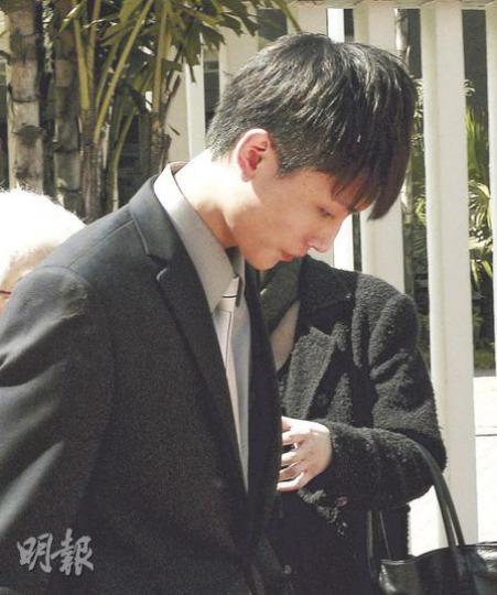 被告唐鉅富(圖)指事主2007年遷入隔壁單位,曾要求鑿牆借電,遭其外公拒絕,他認為事主懷恨在心,出言誣陷。(何偉畧攝) 被告唐鉅富(圖)指事主2007年遷入隔壁單位,曾要求鑿牆借電,遭其外公拒絕,他認為事主懷恨在心,出言誣陷。(何偉畧攝)