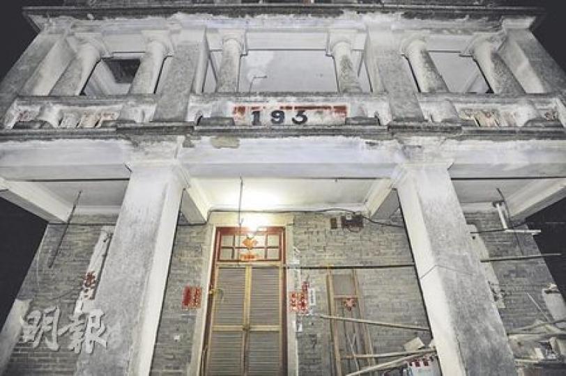 已有80年歷史的漢廬,去年剛被古蹟辦評為三級歷史建築物,早前被骨灰龕發展商、香港生命集團主席名下公司購入。同村另一村屋早前已被該集團改建為骨灰龕堂。(何家達攝) 已有80年歷史的漢廬,去年剛被古蹟辦評為三級歷史建築物,早前被骨灰龕發展商、香港生命集團主席名下公司購入。同村另一村屋早前已被該集團改建為骨灰龕堂。(何家達攝)