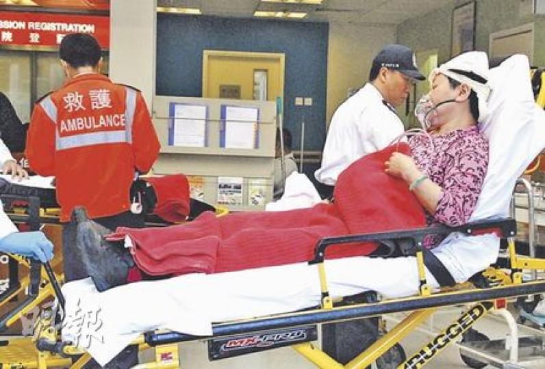 被女顧客拳打腳踢的香燭紙品店女東主,由救護員為她包紮頭部後,被送往伊利沙伯醫院治理。(梁琬珊攝)樂富中心一間香燭紙品店女東主疑因一句「嫌貴就唔好買﹗」,被女顧客打傷。(梁琬珊攝) 被女顧客拳打腳踢的香燭紙品店女東主,由救護員為她包紮頭部後,被送往伊利沙伯醫院治理。(梁琬珊攝)樂富中心一間香燭紙品店女東主疑因一句「嫌貴就唔好買﹗」,被女顧客打傷。(梁琬珊攝)