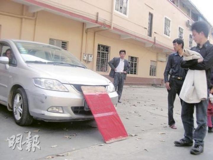 有心急的工廠老闆親自開私家車到瑞寶村,並在車頭放一塊紅色招工牌,如果一旦招到適合的人,就立即帶他回工廠。(李泉攝) 有心急的工廠老闆親自開私家車到瑞寶村,並在車頭放一塊紅色招工牌,如果一旦招到適合的人,就立即帶他回工廠。(李泉攝)