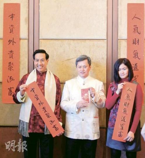 身兼長實旗下兩產業信託置富及泓富主席的趙國雄(中),昨與傳媒新春團拜。右為置富副行政總裁趙宇,左為泓富行政總裁徐英略。(林紹桐攝) 身兼長實旗下兩產業信託置富及泓富主席的趙國雄(中),昨與傳媒新春團拜。右為置富副行政總裁趙宇,左為泓富行政總裁徐英略。(林紹桐攝)
