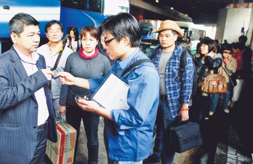 旅遊業議會昨晨到港澳碼頭巡查20個內地旅行團,發現3至4宗疑「一團多導遊」個案,將會跟進調查。(林振東攝)北京的劉小姐花了5000元報團來港,但留港短短3天,被帶往超過9個不同商舖購物,更一度被關在珠寶店內個多小時,到了前天下午4時才能去海洋公園,但只得兩小時遊玩時間,根本不能玩得暢快。(林振東攝) 旅遊業議會昨晨到港澳碼頭巡查20個內地旅行團,發現3至4宗疑「一團多導遊」個案,將會跟進調查。(林振東攝)北京的劉小姐花了5000元報團來港,但留港短短3天,被帶往超過9個不同商舖購物,更一度被關在珠寶店內個多小時,到了前天下午4時才能去海洋公園,但只得兩小時遊玩時間,根本不能玩得暢快。(林振東攝)