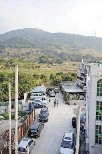 圖後方為菜園新村位置,前方道路為路權爭議地段,鄉議局主席劉皇發昨表示,路權問題已解決。(朱永倫攝) 圖後方為菜園新村位置,前方道路為路權爭議地段,鄉議局主席劉皇發昨表示,路權問題已解決。(朱永倫攝)