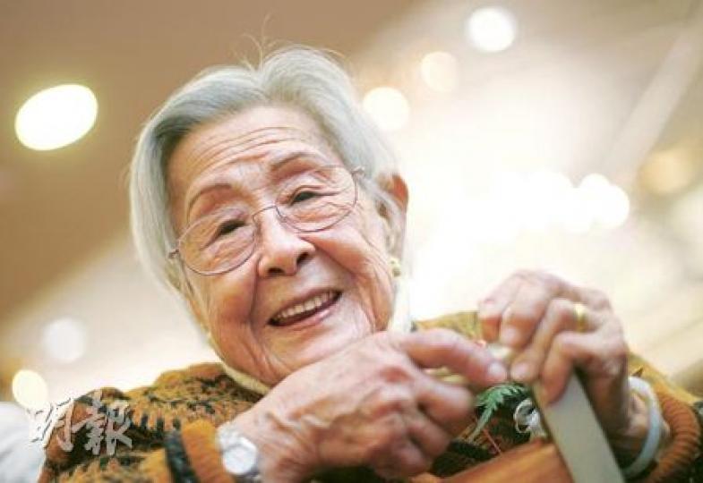 駱翠英婆婆今年101歲,精靈敏捷的她每天早出晚歸,養生之道是常活動,與一班「老友記」歎茶聊天看戲。(林振東攝) 駱翠英婆婆今年101歲,精靈敏捷的她每天早出晚歸,養生之道是常活動,與一班「老友記」歎茶聊天看戲。(林振東攝)