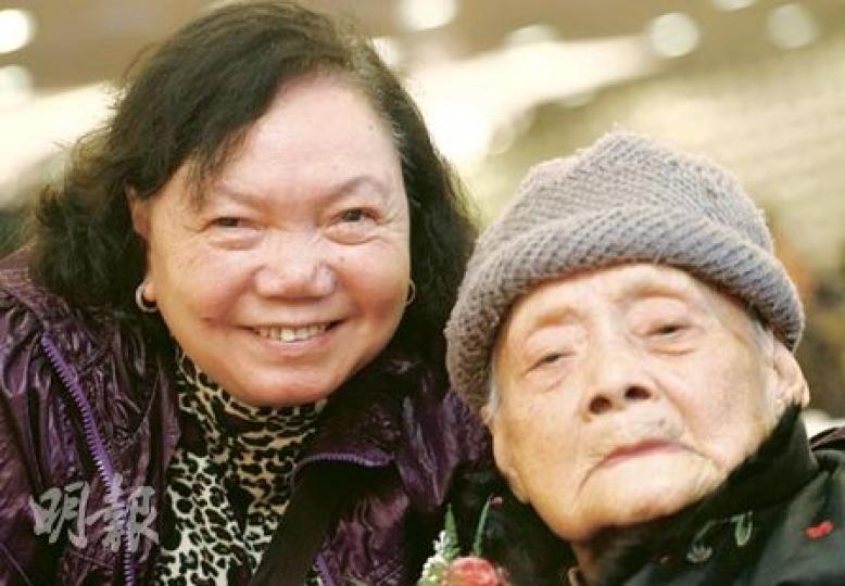 102歲的陳好婆婆(右)原來是能吃之人,自80歲與兒子及媳婦黎太同住,黎太便讓陳好婆婆嘗遍各式美食,壽司、意大利薄餅、火鍋都是婆婆至愛。(林振東攝) 102歲的陳好婆婆(右)原來是能吃之人,自80歲與兒子及媳婦黎太同住,黎太便讓陳好婆婆嘗遍各式美食,壽司、意大利薄餅、火鍋都是婆婆至愛。(林振東攝)