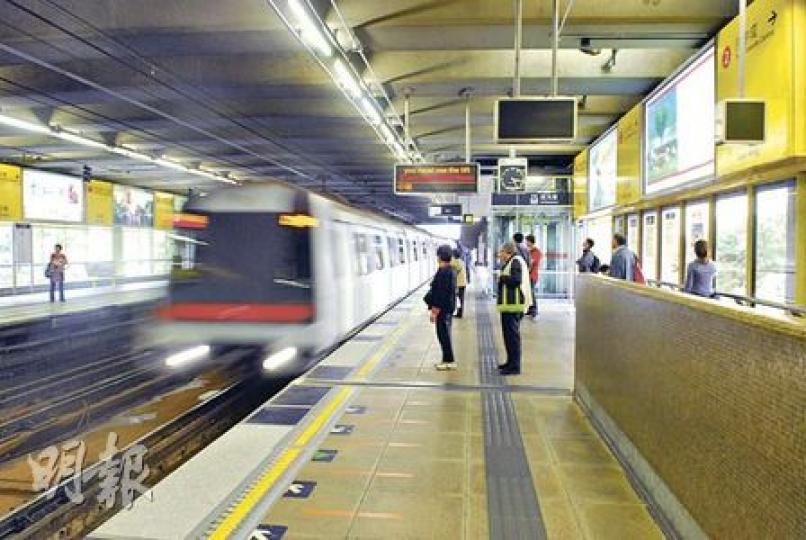 葵興港鐵站中環方向月台近車尾位置(圖),昨發生男乘客不適墮軌事件,現場可看到月台未加裝幕門。(何朝財攝)身體不適墮軌男子送院治理後已無礙出院。(蔡方山攝) 葵興港鐵站中環方向月台近車尾位置(圖),昨發生男乘客不適墮軌事件,現場可看到月台未加裝幕門。(何朝財攝)身體不適墮軌男子送院治理後已無礙出院。(蔡方山攝)