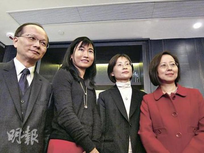 安永合伙人陳瑞盛(左一)等昨日公布最新政府盈餘預測,估計庫房今年會有約800億盈餘。(姚國雄攝) 安永合伙人陳瑞盛(左一)等昨日公布最新政府盈餘預測,估計庫房今年會有約800億盈餘。(姚國雄攝)