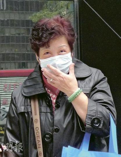 申索人曾婉芬質疑房署09年重新為公屋單位安裝鐵閘,早一年入伙的居民自費裝閘,未獲補貼,認為不公平。(何偉畧攝) 申索人曾婉芬質疑房署09年重新為公屋單位安裝鐵閘,早一年入伙的居民自費裝閘,未獲補貼,認為不公平。(何偉畧攝)