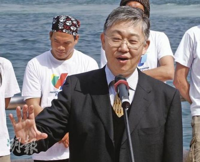 中原地產董事施永青建議政府預留一批新住宅予首次置業人士。圖為他昨出席綠色和平彩虹勇士號訪港揭幕禮,指環保與地產有關係,認為政府可以在批地時加入環保要求,如要有污水、廚餘處理設施等(相關新聞另文)。(李紹昌攝) 中原地產董事施永青建議政府預留一批新住宅予首次置業人士。圖為他昨出席綠色和平彩虹勇士號訪港揭幕禮,指環保與地產有關係,認為政府可以在批地時加入環保要求,如要有污水、廚餘處理設施等(相關新聞另文)。(李紹昌攝)