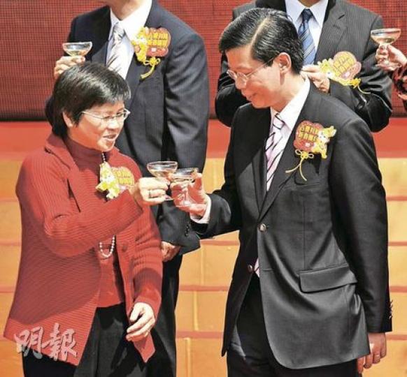 署理廣播處長梁松泰(右)昨出席港台新春團拜,首度開腔回應「叫停」司徒華追思會直播事件,他指大會已有直播,港台再作網上直播意義不大。圖左為商務及經濟發展局長劉吳惠蘭。(葉漢華攝)(明報製圖) 署理廣播處長梁松泰(右)昨出席港台新春團拜,首度開腔回應「叫停」司徒華追思會直播事件,他指大會已有直播,港台再作網上直播意義不大。圖左為商務及經濟發展局長劉吳惠蘭。(葉漢華攝)(明報製圖)